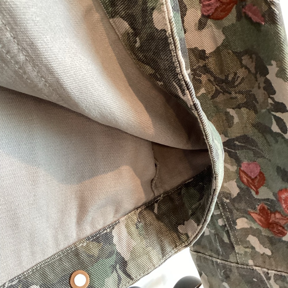 🌹Anthropologie Camouflage Denim Utility Jacket Pilcro New Floral Embroidered - Picture 10 of 15